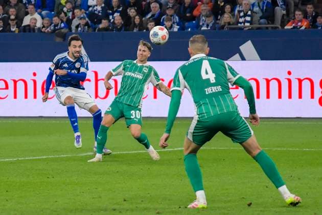 v. li. im Bild Kenan Karaman (Schalke 19) Felix Klaus (Fuerth 30) Philipp Ziereis (Fuerth 4) 26.09.2025 Fussball FC Schalke 04 vs SpVgg Greuther Fuerth, Veltins-Arena, Gelsenkirchen, DFB DFL REGULATIONS PROHIBIT ANY USE OF PHOTOGRAPHS AS IMAGE SEQUENCES AND OR QUASI-VIDEO