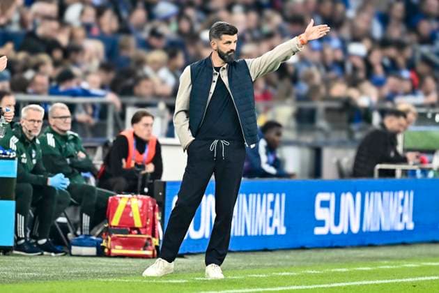 Miron Muslic (Schalke)Mimik starker Gesichtsausdruck Emotion. Gestik Geste gestikuliert 26.09.2025 Fussball FC Schalke 04 vs SpVgg Greuther Fuerth, Veltins-Arena, Gelsenkirchen, DFB DFL REGULATIONS PROHIBIT ANY USE OF PHOTOGRAPHS AS IMAGE SEQUENCES AND OR QUASI-VIDEO