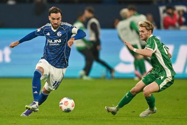 v. li. im Zweikampf Kenan Karaman (Schalke 19) Marco John (Fuerth 24) 26.09.2025 Fussball FC Schalke 04 vs SpVgg Greuther Fuerth, Veltins-Arena, Gelsenkirchen, DFB DFL REGULATIONS PROHIBIT ANY USE OF PHOTOGRAPHS AS IMAGE SEQUENCES AND OR QUASI-VIDEO
