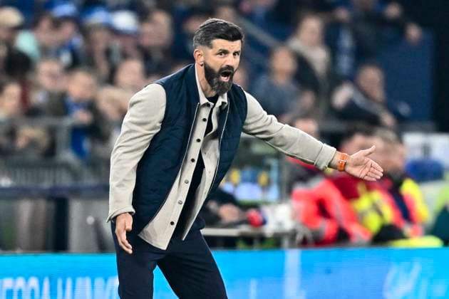 Miron Muslic (Schalke)Gestik Geste gestikuliert Mimik starker Gesichtsausdruck Emotion. 26.09.2025 Fussball FC Schalke 04 vs SpVgg Greuther Fuerth, Veltins-Arena, Gelsenkirchen, DFB DFL REGULATIONS PROHIBIT ANY USE OF PHOTOGRAPHS AS IMAGE SEQUENCES AND OR QUASI-VIDEO