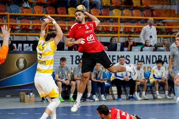 (250927) -- CAIRO, Sept. 27, 2025 -- Mohsen Ramadan (top) of Al Ahly SC shoots during the 18th IHF Men s Club World Championship, WM, Weltmeisterschaft 2025 preliminary round group C handball match between Al Ahly SC of Egypt and Sydney Uni HC of Australia in Cairo, Egypt, on Sept. 26, 2025. ) (SP)EGYPT-CAIRO-HANDBALL-IHF-MEN S CLUB WORLD CHAMPIONSHIP-PRELIMINARY ROUND MATCH AhmedxGomaa 
