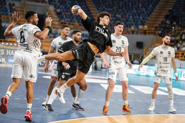 (250927) -- CAIRO, Sept. 27, 2025 -- Ziad Hashad (C) of Zamalek Club shoots during the 18th IHF Men s Club World Championship, WM, Weltmeisterschaft 2025 preliminary round group B handball match between Zamalek Club of Egypt and Handebol Taubate of Brazil in Cairo, Egypt, on Sept. 26, 2025. ) (SP)EGYPT-CAIRO-HANDBALL-IHF-MEN S CLUB WORLD CHAMPIONSHIP-PRELIMINARY ROUND MATCH AhmedxGomaa 