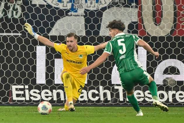 v. li. im Bild Pelle Boevink (Fuerth 26) eno Münz Muenz (Fuerth 5) 26.09.2025 Fussball FC Schalke 04 vs SpVgg Greuther Fuerth, Veltins-Arena, Gelsenkirchen, DFB DFL REGULATIONS PROHIBIT ANY USE OF PHOTOGRAPHS AS IMAGE SEQUENCES AND OR QUASI-VIDEO