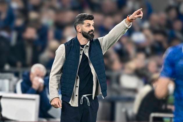 Miron Muslic (Schalke)Gestik Geste gestikuliert 26.09.2025 Fussball FC Schalke 04 vs SpVgg Greuther Fuerth, Veltins-Arena, Gelsenkirchen, DFB DFL REGULATIONS PROHIBIT ANY USE OF PHOTOGRAPHS AS IMAGE SEQUENCES AND OR QUASI-VIDEO