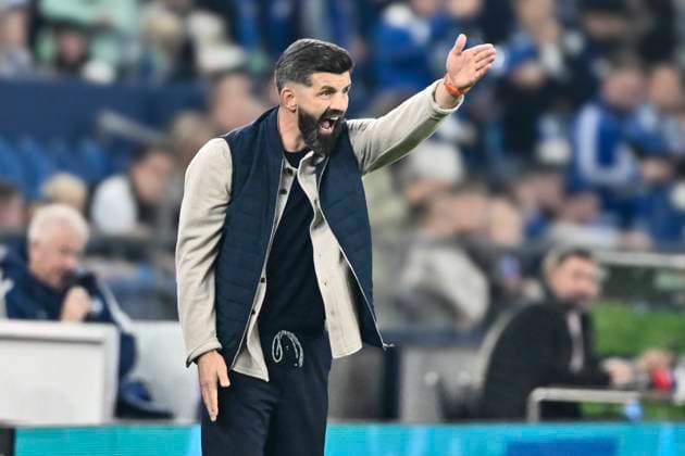Miron Muslic (Schalke)Gestik Geste gestikuliert 26.09.2025 Fussball FC Schalke 04 vs SpVgg Greuther Fuerth, Veltins-Arena, Gelsenkirchen, DFB DFL REGULATIONS PROHIBIT ANY USE OF PHOTOGRAPHS AS IMAGE SEQUENCES AND OR QUASI-VIDEO