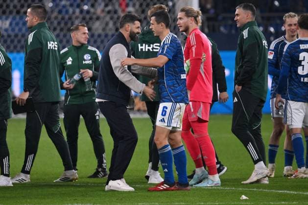 Jubel Trainer Miron Muslic (FC Schalke 04), Ron Schallenberg (FC Schalke 04), Torwart Loris Karius (Schalke 04), v.li. 26.09.2025, Fussball 2. Bundesliga, Saison 2025 2026, 7. Spieltag, FC Schalke 04 - SpVgg Greuther Fürth 1:0 DFL regulations prohibit any use of photographs as image sequences and or quasi-video Gelsenkirchen Veltins Arena Nordrhein Westfalen Deutschland