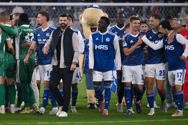 Schalkes Spieler feiern den Sieg, links Trainer Miron Muslic (FC Schalke 04), mitte Christian Gomis (FC Schalke 04) 26.09.2025, Fussball 2. Bundesliga, Saison 2025 2026, 7. Spieltag, FC Schalke 04 - SpVgg Greuther Fürth 1:0 DFL regulations prohibit any use of photographs as image sequences and or quasi-video Gelsenkirchen Veltins Arena Nordrhein Westfalen Deutschland