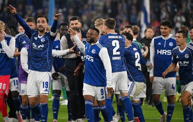 Jubel nach dem Spiel, vorne v.li., Kenan Karaman (FC Schalke 04), Moussa Sylla (FC Schalke 04), hinten mitte Trainer Miron Muslic (FC Schalke 04) 26.09.2025, Fussball 2. Bundesliga, Saison 2025 2026, 7. Spieltag, FC Schalke 04 - SpVgg Greuther Fürth 1:0 DFL regulations prohibit any use of photographs as image sequences and or quasi-video Gelsenkirchen Veltins Arena Nordrhein Westfalen Deutschland