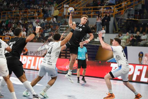 (250927) -- CAIRO, Sept. 27, 2025 -- Hisham Doieb (top) of Zamalek Club shoots during the 18th IHF Men s Club World Championship, WM, Weltmeisterschaft 2025 preliminary round group B handball match between Zamalek Club of Egypt and Handebol Taubate of Brazil in Cairo, Egypt, on Sept. 26, 2025. ) (SP)EGYPT-CAIRO-HANDBALL-IHF-MEN S CLUB WORLD CHAMPIONSHIP-PRELIMINARY ROUND MATCH AhmedxGomaa 