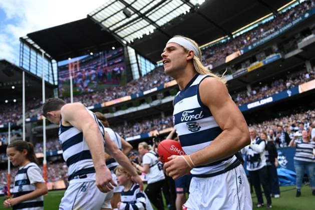 2025 AFL GRAND FINAL, Bailey Smith of Geelong (right) arrives on field ahead of the AFL Grand Final between the Geelong Cats and the Brisbane Lions at the Melbourne Cricket Ground in Melbourne, Saturday, September 27, 2025. ( NO ARCHIVING, EDITORIAL USE ONLY MELBOURNE VICTORIA AUSTRALIA  Copyright: xJAMESxROSSx 20250927188922374443