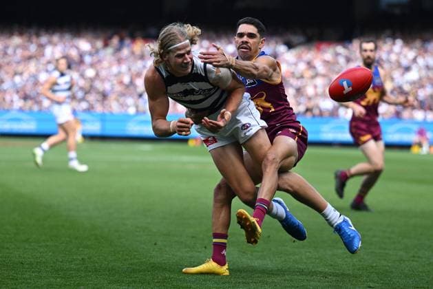 2025 AFL GRAND FINAL, Sam De Koning of Geelong (left) handballs the footy while being tackled by Charlie Cameron of the Lions during the AFL Grand Final between the Geelong Cats and the Brisbane Lions at the Melbourne Cricket Ground in Melbourne, Saturday, September 27, 2025. ( NO ARCHIVING, EDITORIAL USE ONLY MELBOURNE VICTORIA AUSTRALIA  Copyright: xJAMESxROSSx 20250927133380860302