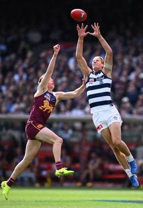 AFL GRAND FINAL, Sam De Koning of Geelong takes a mark over Logan Morris of the Lions during the AFL Grand Final between the Geelong Cats and the Brisbane Lions at the Melbourne Cricket Ground in Melbourne, Saturday, September 27, 2025. ( NO ARCHIVING, EDITORIAL USE ONLY MELBOURNE VICTORIA AUSTRALIA  Copyright: xJOELxCARRETTx 20250927134898457632