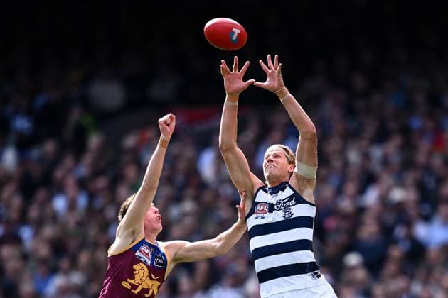 AFL GRAND FINAL, Sam De Koning of Geelong takes a mark over Logan Morris of the Lions during the AFL Grand Final between the Geelong Cats and the Brisbane Lions at the Melbourne Cricket Ground in Melbourne, Saturday, September 27, 2025. ( NO ARCHIVING, EDITORIAL USE ONLY MELBOURNE VICTORIA AUSTRALIA  Copyright: xJOELxCARRETTx 20250927153467767348
