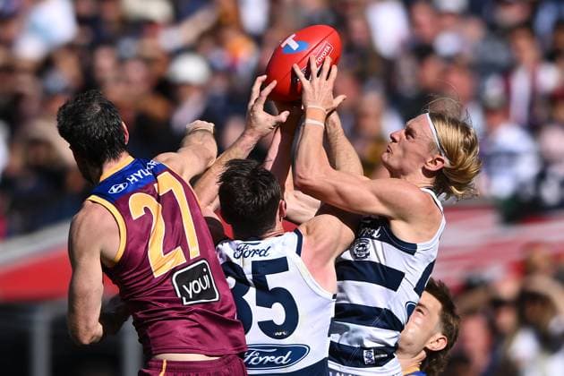 2025 AFL GRAND FINAL, Oliver Dempsey of Geelong (right) contests a mark during the AFL Grand Final between the Geelong Cats and the Brisbane Lions at the Melbourne Cricket Ground in Melbourne, Saturday, September 27, 2025. ( NO ARCHIVING, EDITORIAL USE ONLY MELBOURNE VICTORIA AUSTRALIA  Copyright: xJAMESxROSSx 20250927110367794665