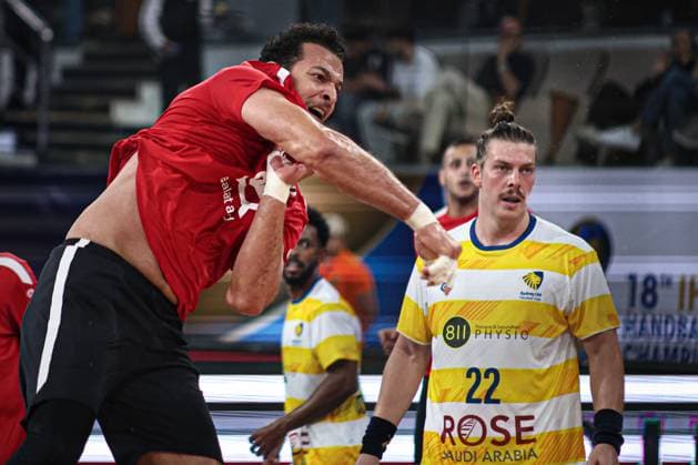 Al Ahly v Sydney - IHF Men s Club Handball World Cup Elmasry, a 24-year-old AlAhly player, kicks the ball during the Al-Ahly and Sydney match in the Men s Club World Handball Championship in Cairo, Egypt, on September 26, 2025. cairo Egypt  Copyright: xAhmedxMosaadx originalFilename:mosad-notitle250926_np6YU.jpg