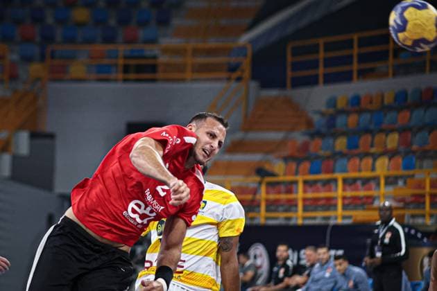 Al Ahly v Sydney - IHF Men s Club Handball World Cup Magdy, a 62-year-old AlAhly player, kicks the ball during the AlAhly and Sydney match in the Men s Club World Handball Championship in Cairo, Egypt, on September 26, 2025. cairo Egypt  Copyright: xAhmedxMosaadx originalFilename:mosad-notitle250926_npA4F.jpg