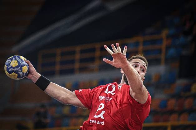 Al Ahly v Sydney - IHF Men s Club Handball World Cup Saif, a 72-year-old AlAhly player, kicks the ball during the AlAhly and Sydney match in the Men s Club World Handball Championship in Cairo, Egypt, on September 26, 2025. cairo Egypt  Copyright: xAhmedxMosaadx originalFilename:mosad-notitle250926_npF0X.jpg