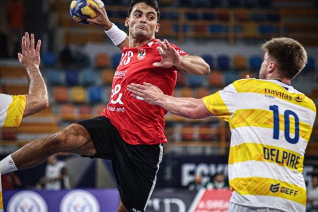 Al Ahly v Sydney - IHF Men s Club Handball World Cup Hany, a 13-year-old AlAhly player, kicks the ball during the AlAhly and Sydney match in the Men s Club World Handball Championship in Cairo, Egypt, on September 26, 2025. cairo Egypt  Copyright: xAhmedxMosaadx originalFilename:mosad-notitle250926_npH3P.jpg