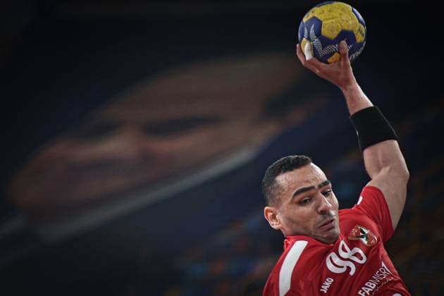 Al Ahly v Sydney - IHF Men s Club Handball World Cup Hassan, an AlAhly player, kicks the ball during the AlAhly and Sydney match in the Men s Club World Handball Championship in Cairo, Egypt, on September 26, 2025. cairo Egypt  Copyright: xAhmedxMosaadx originalFilename:mosad-notitle250926_npzdt.jpg