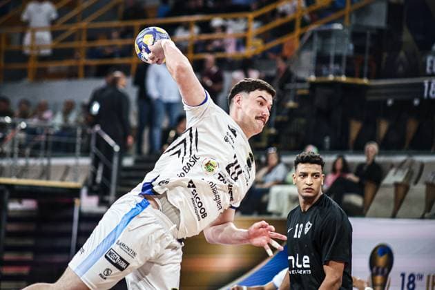 Zamalek v Taubate - IHF Men s Club Handball World Cup Saitx, a 20-year-old player of the Taubate team, kicks the ball during the match between Zamalek and Taubate in the Men s Handball Club World Cup in Cairo, Egypt, on September 26, 2025 cairo Egypt  Copyright: xAhmedxMosaadx originalFilename:mosad-notitle250926_npyOl.jpg