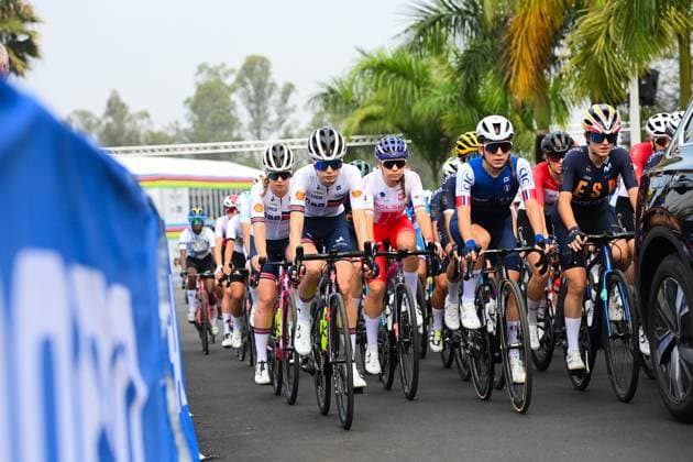 2025 UCI Road World Championships Picture by Simon Wilkinson SWpix.com - 27 09 2025 - Cycling - 2025 UCI Road World Championships - Kigali Convention Centre, Kigali, Rwanda - Women Junior Road Race - Gabriella McHugh (Great Britain), Arabella Blackburn (Great Britain) Copyright: x xSWpix.comx(t axPhotographyxHubxLtd)xSimonxWilkinson SWpix.comx SWP-3030-7638