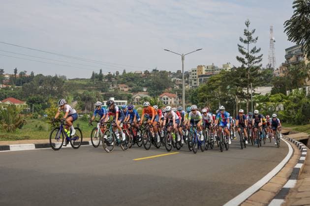 2025 UCI Road World Championships Picture by Alex Whitehead SWpix.com - 27 09 2025 - Cycling - 2025 UCI Road World Championships - Kigali Convention Centre, Kigali, Rwanda - Women Junior Road Race - The peloton, Mabli Phillips (Great Britain), Erin Boothman (Great Britain), MaÃ va Plagniol (France) Copyright: x xSWpix.comx(t axPhotographyxHubxLtd)xAlexxWhitehead SWpix.comx SWP-3030-7641