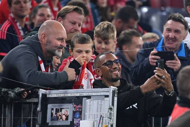 Jerome BOATENG macht Selfies mit Fans,Fussballfans. Fussball 1. Bundesliga Saison 2025 2026, 5.Spieltag, Spieltag05 FC Bayern Muenchen - SV Werder Bremen 4-0 am 26.09.2025 , A L L I A N Z A R E N A.
