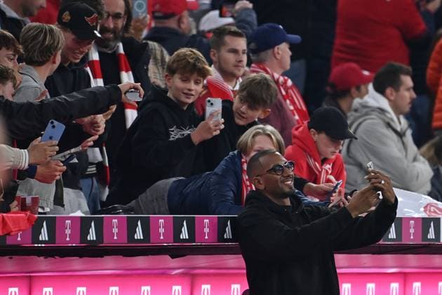 Jerome BOATENG macht Selfies mit Fans,Fussballfans. Fussball 1. Bundesliga Saison 2025 2026, 5.Spieltag, Spieltag05 FC Bayern Muenchen - SV Werder Bremen 4-0 am 26.09.2025 , A L L I A N Z A R E N A. *** Jerome BOATENG takes selfies with fans,Soccer fans Soccer 1 Bundesliga Season 2025 2026, 5 Matchday, Matchday05 FC Bayern Muenchen SV Werder Bremen 4 0 on 26 09 2025 , A L L I A N Z A R E N A