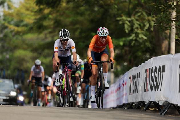 2025 UCI Road World Championships Picture by Alex Whitehead SWpix.com - 27 09 2025 - Cycling - 2025 UCI Road World Championships - Kigali Convention Centre, Kigali, Rwanda - Women Junior Road Race - Arabella Blackburn (Great Britain), Roos Müller (Netherlands) Copyright: x xSWpix.comx(t axPhotographyxHubxLtd)xAlexxWhitehead SWpix.comx SWP-3030-7665
