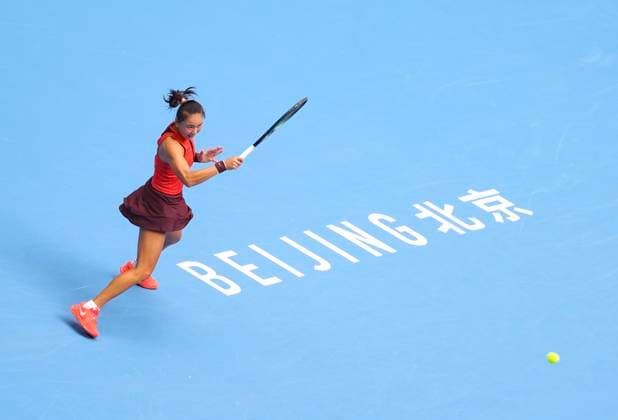 (250927) -- BEIJING, Sept. 27, 2025 -- Yuan Yue of China hits a return during the women s singles second round match against Iga Swiatek of Poland at 2025 China Open tennis tournament in Beijing, China, Sept. 27, 2025. ) (SP)CHINA-BEIJING-TENNIS-CHINA OPEN-WOMEN S SINGLES-SECOND ROUND (CN) Baixxuefei 