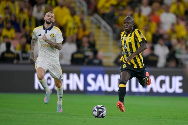 JEDDAH, SAUDI ARABIA - SEPTEMBER 26:N Golo KantÃƒ of Al Ittihad battling for the ball during the Saudi Pro League match between Al Ittihad and Al Nassr at King Abdullah Sports City on September 26, 2025 in Jeddah, Saudi Arabia. (Photo by Khalid Alhaj) SPO  Copyright: xKhalidxAlhaj