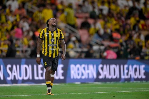 JEDDAH, SAUDI ARABIA - SEPTEMBER 26: Steven Bergwijn of Al Ittihad shows dejection during the Saudi Pro League match between Al Ittihad and Al Nassr at King Abdullah Sports City on September 26, 2025 in Jeddah, Saudi Arabia. (Photo by Khalid Alhaj) SPO  Copyright: xKhalidxAlhaj
