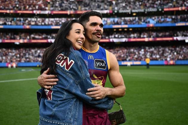 AFL GRAND FINAL, Charlie Cameron of the Lions celebrates with his wife Caitlin following his team™s win in the AFL Grand Final between the Geelong Cats and the Brisbane Lions at the Melbourne Cricket Ground in Melbourne, Saturday, September 27, 2025. ( NO ARCHIVING, EDITORIAL USE ONLY MELBOURNE VICTORIA AUSTRALIA  Copyright: xJOELxCARRETTx 20250927131804957602