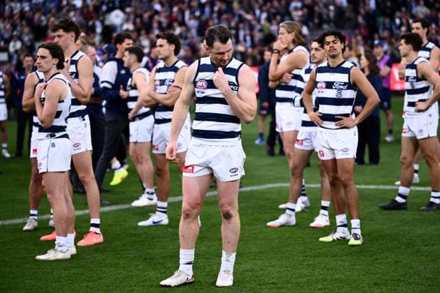 AFL GRAND FINAL, Patrick Dangerfield of Geelong (centre) and teammates react following their loss in the AFL Grand Final between the Geelong Cats and the Brisbane Lions at the Melbourne Cricket Ground in Melbourne, Saturday, September 27, 2025. ( NO ARCHIVING, EDITORIAL USE ONLY MELBOURNE VICTORIA AUSTRALIA  Copyright: xJOELxCARRETTx 20250927120396754861