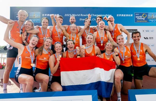 Sport Themen der Woche KW 39 SHANGHAI - Hermijntje Drenth, Ilse Kolkman, Linn van Aanholt, Lisanne van der Lelij, Nika Vos, Tinka Offereins, Vera Sneijders, Ymkje Clevering, and Dieuwke Fetter (cox). Eli Brouwer, Finn Florijn, Jan van der Bij, Jorn Salverda, Mick Makker, Pieter van Veen, Sander de Graaf, Wibout Rustenburg, and Jonna de Vries (cox) during the medal ceremony for the women s eight final at the World Rowing Championships in Shanghai. ANP IRIS VAN DEN BROEK xVIxANPxSportx xxANPxIVx 537591835 originalFilename: 537591835.jpg