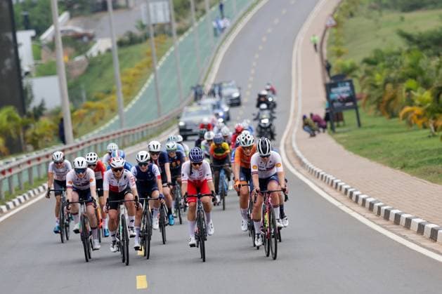 2025 UCI Road World Championships Picture by Alex Whitehead SWpix.com - 27 09 2025 - Cycling - 2025 UCI Road World Championships - Kigali Convention Centre, Kigali, Rwanda - Women Junior Road Race - Arabella Blackburn (Great Britain), Anja Grossmann (Switzerland) Copyright: x xSWpix.comx(t axPhotographyxHubxLtd)xAlexxWhitehead SWpix.comx SWP-3030-7738