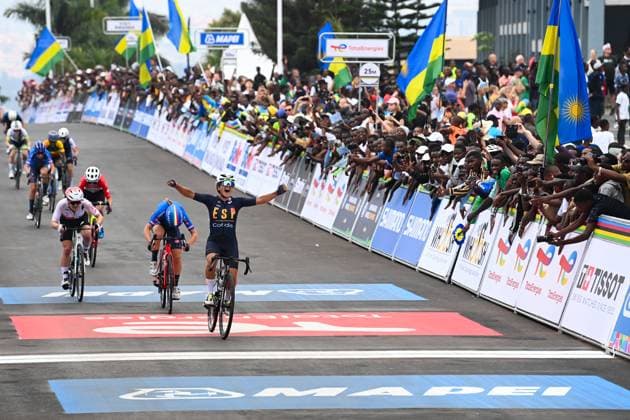 2025 UCI Road World Championships Picture by Simon Wilkinson SWpix.com - 27 09 2025 - Cycling - 2025 UCI Road World Championships - Kigali Convention Centre, Kigali, Rwanda - Women Junior Road Race - Paula Ostiz Taco (Spain) Wins the Women Junior Road Race World Championship, WM, Weltmeisterschaft with Chantal Pegolo (Italy) in second and Anja Grossmann (Switzerland) in third Copyright: x xSWpix.comx(t axPhotographyxHubxLtd)xSimonxWilkinson SWpix.comx SWP-3030-7781