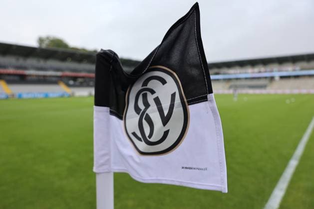27.09.2025, Fussball, Herren, 2. Bundesliga, Saison 2025 2026, SV 07 Elversberg Holstein Kiel, Die Eckfahne der SV 07 Elversberg weht im Wind Elversberg Ursapharm-Arena an der Kaiserlinde Saarland Deutschland (DEU) Copyright: xSebastianxBachx