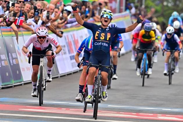 OSTIZ TACO Paula, PEGOLO Chantal, GROSSMANN Anja Straßenrennen Frauen Junioeren Straßen WM Ruanda Finaler Sprint OSTIZ TACO Paula (Spanien, Spain), PEGOLO Chantal (Italien, Italy), GROSSMANN Anja (Schweiz, Switzerland) Straßenrennen Frauen Junioeren Straßen WM Ruanda Women Junior Road Race 74.0 UCI-Straßenweltmeisterschaften 2025 in Kigali Ruanda. 2025 UCI Road World Championships Kigali Rwanda 27.09.2025