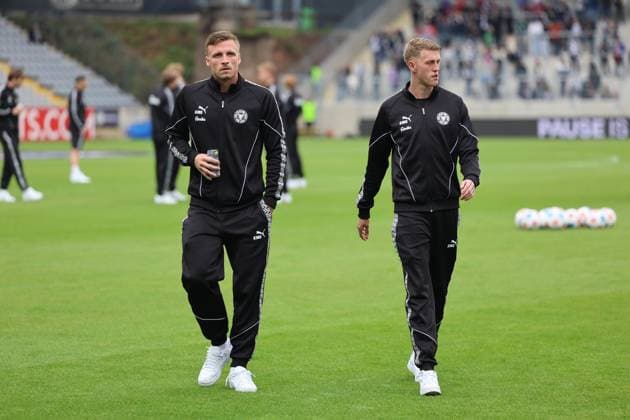 27.09.2025, Fussball, Herren, 2. Bundesliga, Saison 2025 2026, SV 07 Elversberg Holstein Kiel, Marcus Müller (Holstein Kiel), Alexander Bernhardsson (Holstein Kiel) Elversberg Ursapharm-Arena an der Kaiserlinde Saarland Deutschland (DEU) Copyright: xSebastianxBachx
