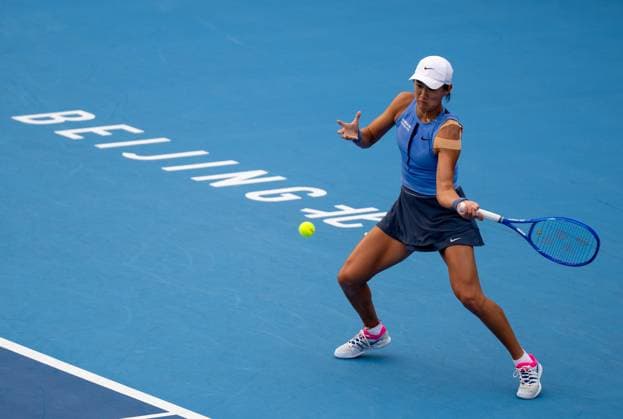 (250927) -- BEIJING, Sept. 27, 2025 -- Wang Xiyu hits a return during the women s singles second round match between Wang Xiyu of China and Linda Noskova of the Czech Republic at 2025 China Open tennis tournament in Beijing, China, Sept. 27, 2025. ) (SP)CHINA-BEIJING-TENNIS-CHINA OPEN-WOMEN S SINGLES-SECOND ROUND (CN) HuxJingwen 