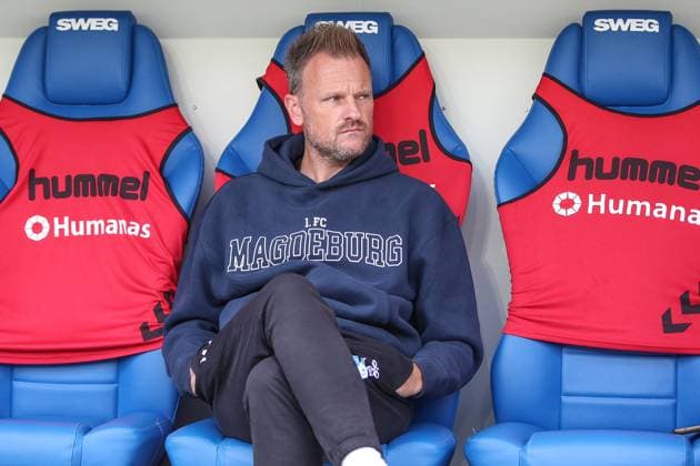 Vor dem Spiel: Marksu Fiedler (1. FC Magdeburg, Chef-Trainer) auf der Auswechselbank, GER, Karlsruher SC vs. 1. FC Magdeburg, 2. Bundesliga, 7. Spieltag, 2025 2026, 27.09.2025, DFL REGULATIONS PROHIBIT ANY USE OF PHOTOGRAPHS AS IMAGE SEQUENCES AND OR QUASI-VIDEO, GER, Karlsruher SC vs. 1. FC Magdeburg, 2. Bundesliga, 7. Spieltag, 2025 2026, 27.09.2025 Karlsruhe