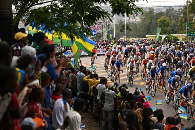 2025 UCI Road World Championships Picture by Chris Auld SWpix.com - 27 09 2025 - Cycling - 2025 UCI Road World Championships - Kigali Convention Centre, Kigali, Rwanda - Women Elite Road Race - The peloton passes crowds of fans at the Sid eof the road Copyright: x xSWpix.comx(t axPhotographyxHubxLtd)xChrisxAuld SWpix.comx SWP-3030-7921