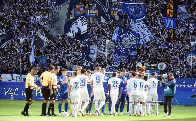 27.09.2025, xhbx, Fussball 2.Bundesliga, Karlsruher SC - 1.FC Magdeburg v.l. Einlaufen der Mannschaften (DFL DFB REGULATIONS PROHIBIT ANY USE OF PHOTOGRAPHS as IMAGE SEQUENCES and or QUASI-VIDEO) Karlsruhe
