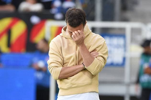 27.09.2025, xhbx, Fussball 2.Bundesliga, Karlsruher SC - 1.FC Magdeburg v.l. Trainer Christian Eichner (Karlsruher SC KSC) enttaeuscht, enttaeuscht schauend, dissapointed (DFL DFB REGULATIONS PROHIBIT ANY USE OF PHOTOGRAPHS as IMAGE SEQUENCES and or QUASI-VIDEO) Karlsruhe