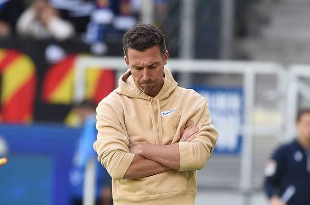 27.09.2025, xhbx, Fussball 2.Bundesliga, Karlsruher SC - 1.FC Magdeburg v.l. Trainer Christian Eichner (Karlsruher SC KSC) enttaeuscht, enttaeuscht schauend, dissapointed (DFL DFB REGULATIONS PROHIBIT ANY USE OF PHOTOGRAPHS as IMAGE SEQUENCES and or QUASI-VIDEO) Karlsruhe