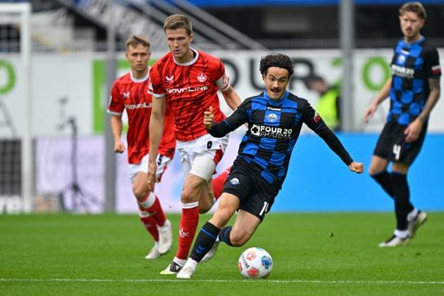 Paderborn, Home Deluxe Arena, 27.09.25, GER, Herren, 2.Bundesliga, Saison 2025-2026, SC Paderborn 07 - 1.FC Kaiserslautern Bild: v.li. im Zweikampf Fabian KUNZE (Kaiserslautern) und Mika BAUR (Paderborn) DFL regulations prohibit any use of photographs as image sequences and or quasi-video. NRW Deutschland
