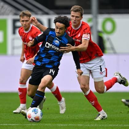 Paderborn, Home Deluxe Arena, 27.09.25, GER, Herren, 2.Bundesliga, Saison 2025-2026, SC Paderborn 07 - 1.FC Kaiserslautern Bild: v.li. im Zweikampf Mika BAUR (Paderborn) und Fabian KUNZE (Kaiserslautern) DFL regulations prohibit any use of photographs as image sequences and or quasi-video. NRW Deutschland