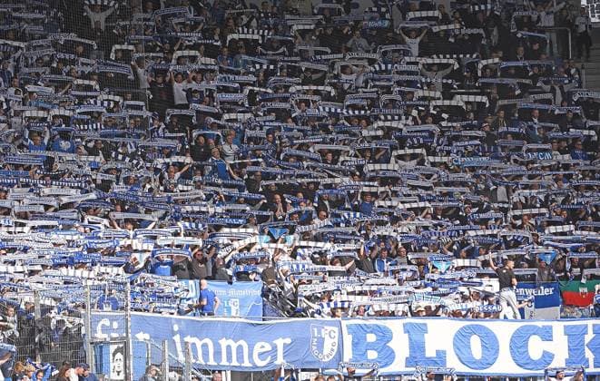 27.09.2025, xhbx, Fussball 2.Bundesliga, Karlsruher SC - 1.FC Magdeburg v.l. Fans, Schals, Banner, Choero, Fahnen 1.FC Magdeburg (DFL DFB REGULATIONS PROHIBIT ANY USE OF PHOTOGRAPHS as IMAGE SEQUENCES and or QUASI-VIDEO) Karlsruhe