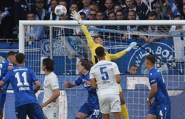 27.09.2025, xhbx, Fussball 2.Bundesliga, Karlsruher SC - 1.FC Magdeburg v.l. Hans Christian Bernat (Karlsruher SC KSC) (DFL DFB REGULATIONS PROHIBIT ANY USE OF PHOTOGRAPHS as IMAGE SEQUENCES and or QUASI-VIDEO) Karlsruhe